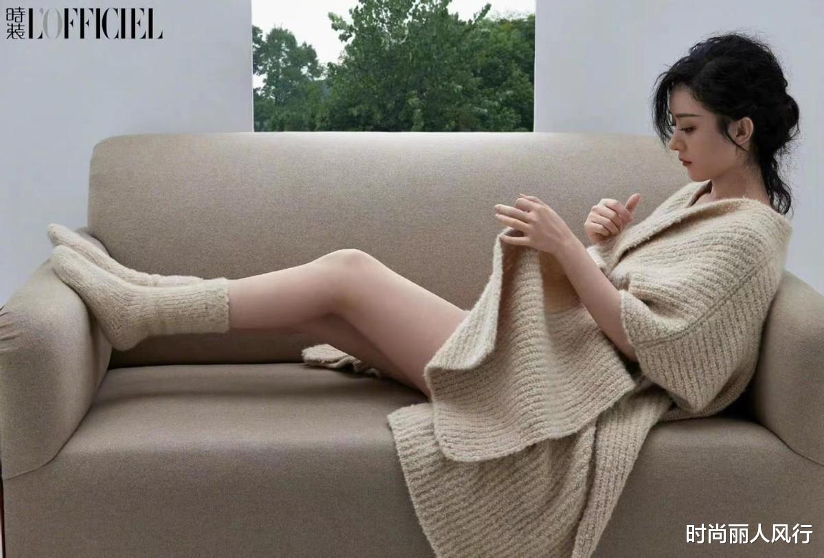 赵丽颖|赵丽颖新大片封神!烫羊毛卷穿开叉裙释放女人味,趴窗台翘臀吸睛