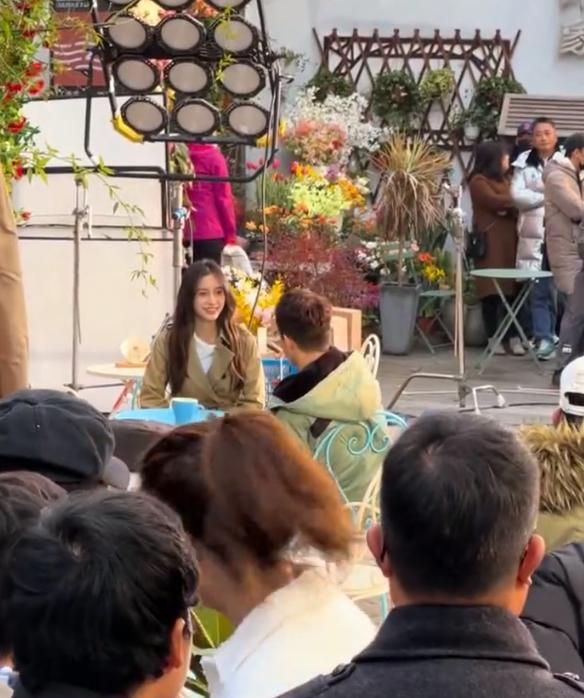 Angelababy|Baby低调撒糖，穿黄晓明北电校服现身片场，夫妻二人恩爱如初