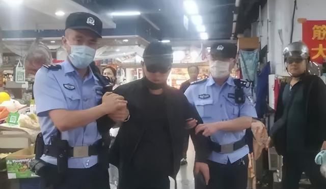 洛阳一老大娘在超市坐地大哭, 老板强行搜身,老板:你偷多少次了