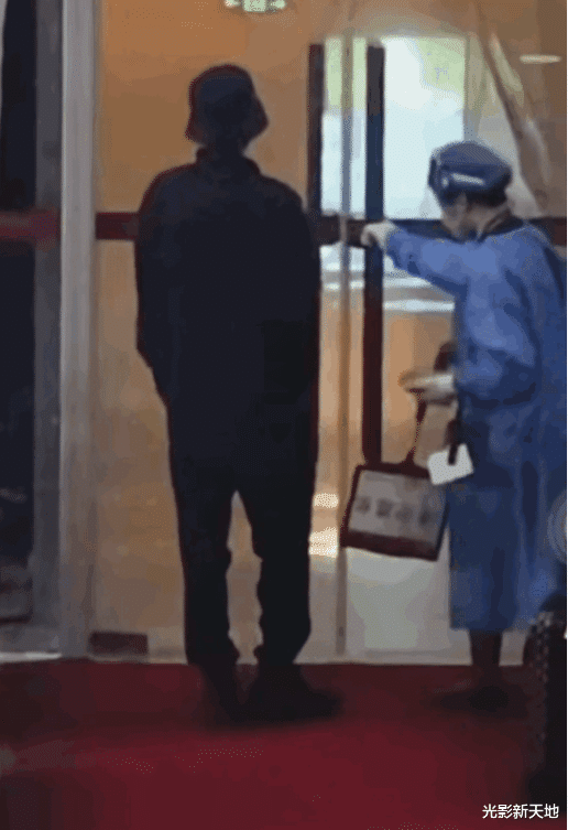 蔡徐坤|蔡徐坤被曝耍大牌，下飞机时保镖堵舱门，还大吼让乘客报警