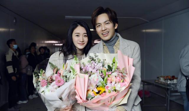 李小冉|李小冉晒写真照,穿白衬衫马丁靴大腿白又直,手推自行车太养眼