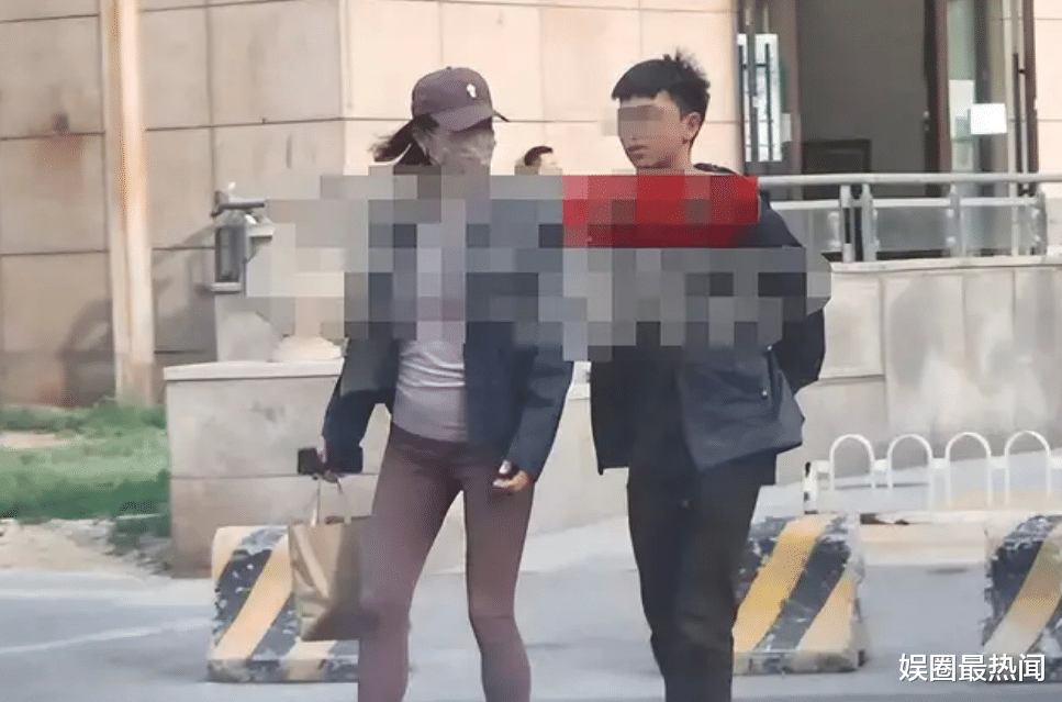 白百何|怀三胎？白百合带儿子逛街，穿紧身衣腹部隆起，母子站一起像情侣