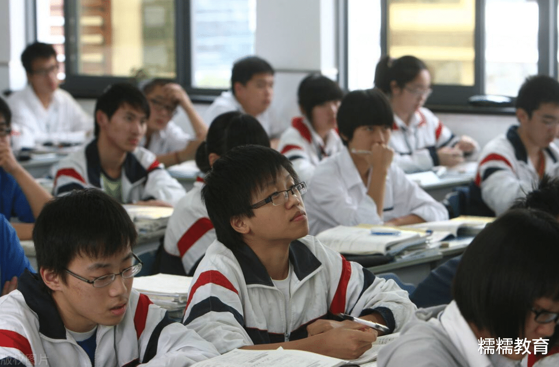 手绘|“手绘校服”惊艳众人，文理科生别具一格，同学看到忍不住夸赞