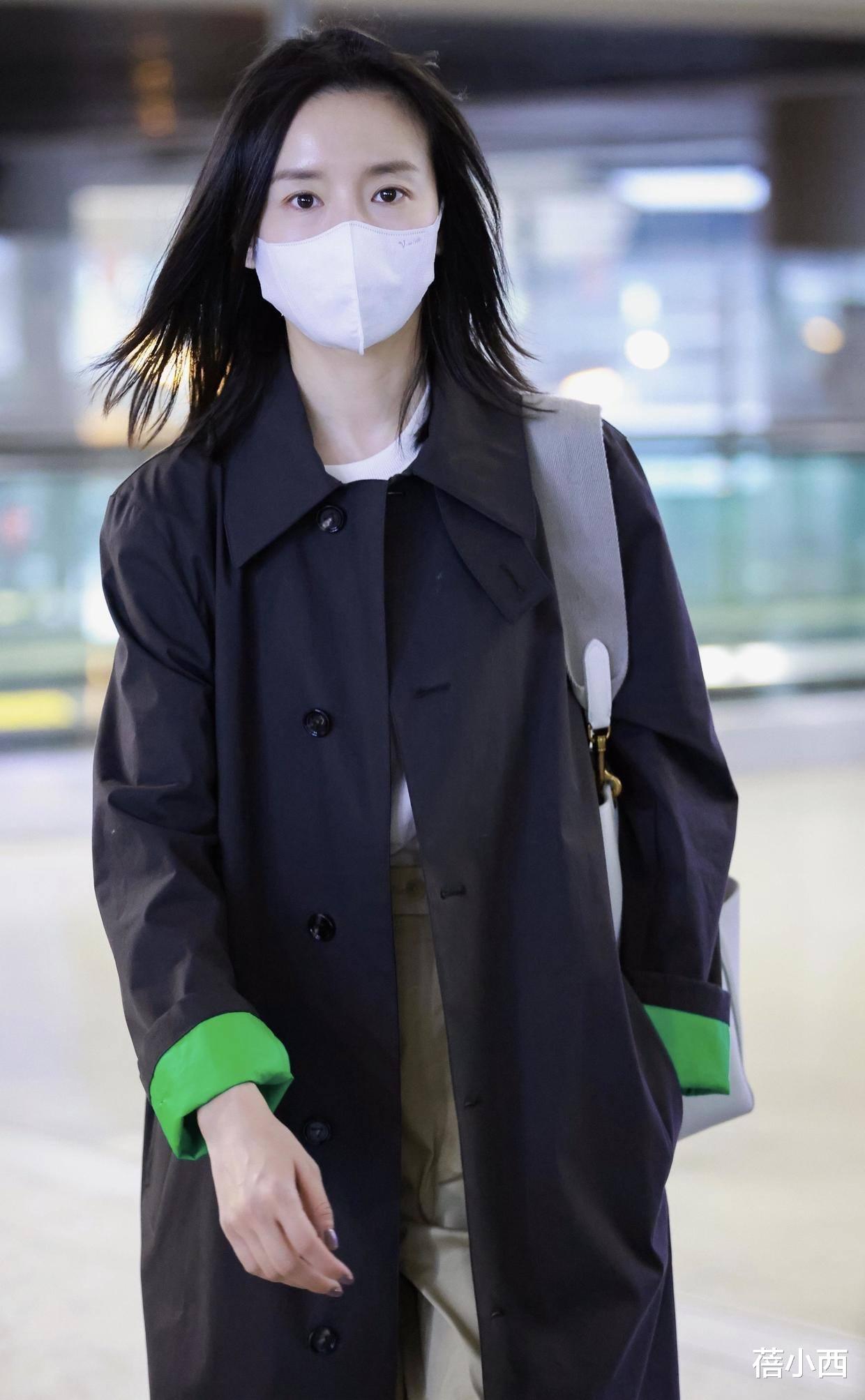 董洁|“董洁”的气质真不一般,穿风衣直接素颜走机场,难掩女神范