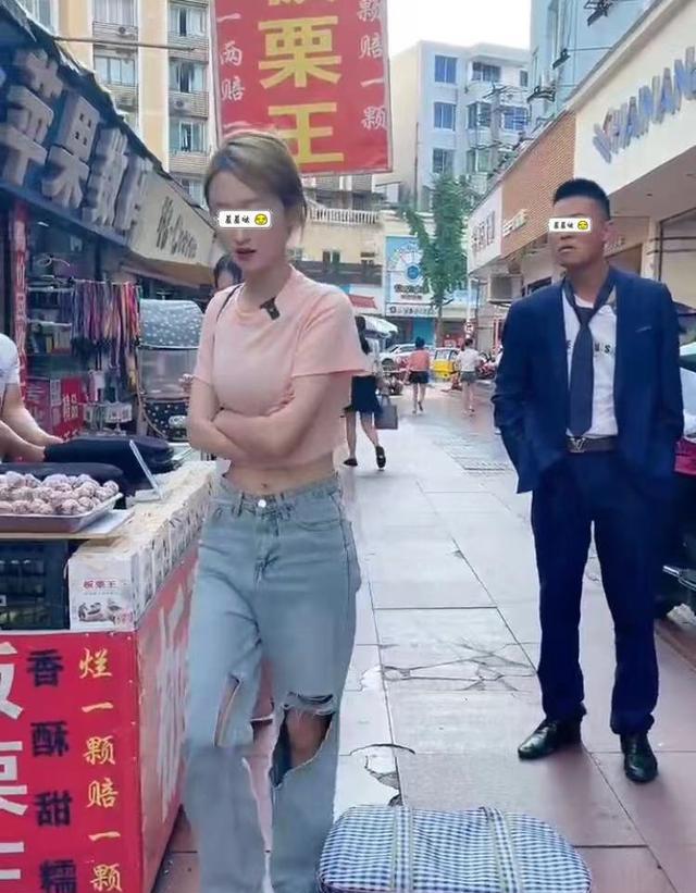 一名女子不想打工,遭其丈夫当街训斥:进厂拧螺丝