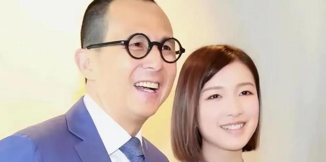 李泽楷坐拥千亿身家，一辆丰田车却开了12年，一套西装也穿好几年