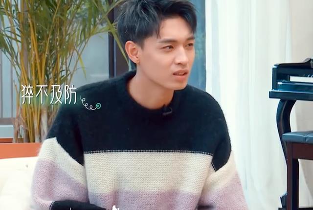 秦霄贤|秦霄贤参加观察类恋爱综艺，协同周洁琼唱主题歌，相声男孩也磕糖