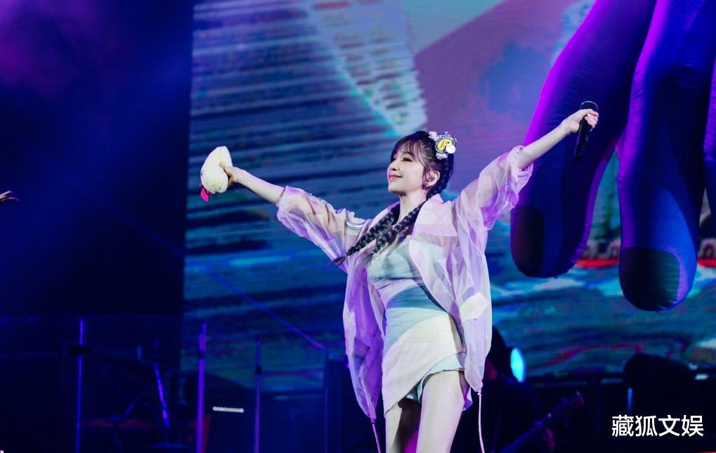 王心凌|太奇葩！王心凌演唱会收粉丝花圈祝贺，网友：这文化差异有点吓人