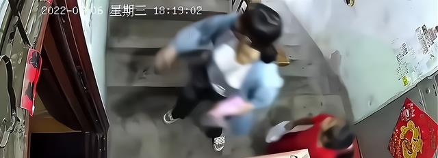 监控拍下惊悚一幕:母女被一男子强行推进房间,男子走后不见母女