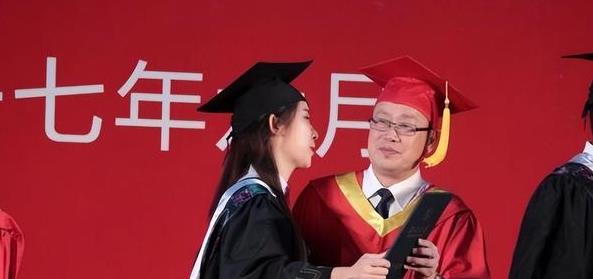 女学生|毕业后马上后悔，校门口尴尬地站着两名女学生，身旁行李很是亮眼