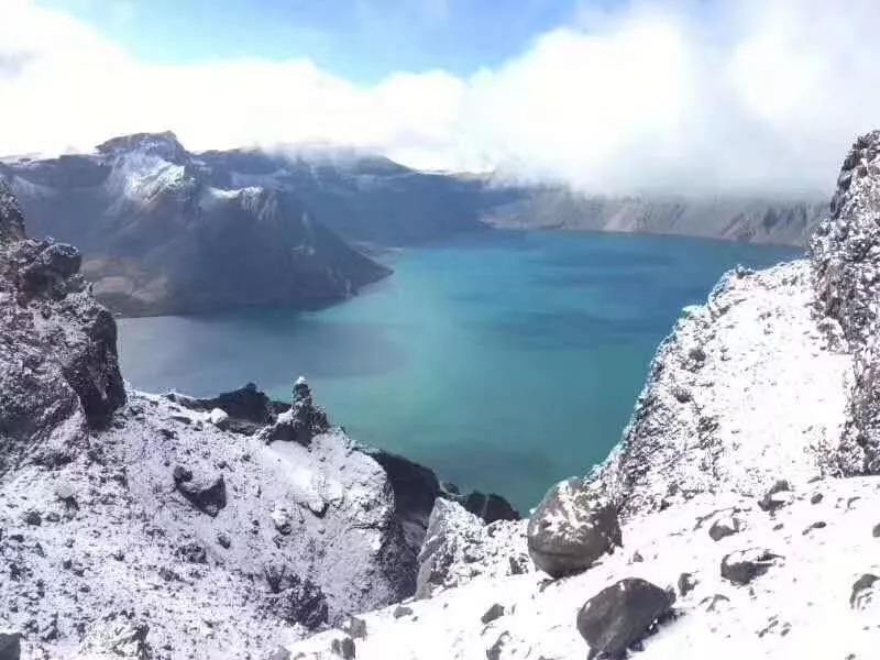 长白山天池|吉林长白山天池一秒入冬，下了第一场大雪；比过去两年都要早