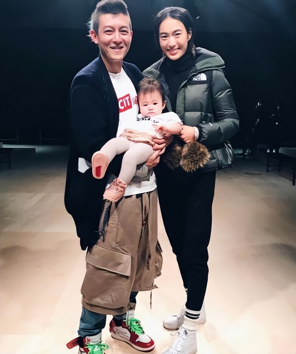 陈冠希|陈冠希为妻子庆生，罕晒甜蜜接吻照，称秦舒培正是自己想要的伴侣