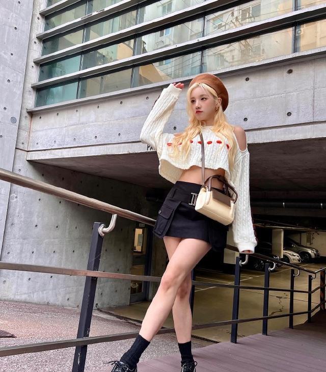 宋雨琦|宋雨琦晒与叶舒华合照,野生姐妹露腰尽显好身材,斗鸡眼成亮点