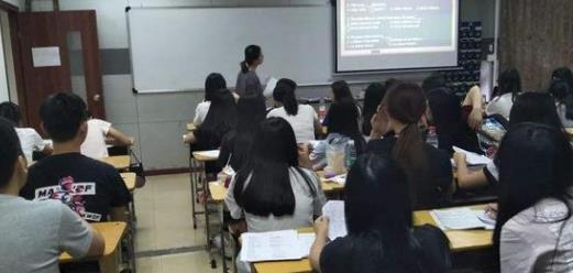 大学生|穷人定律：贫穷家庭的父母都想让孩子做着三种职业，你是否是这样