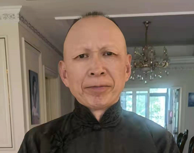 李明|戏骨李明因疫情无法尽孝泪崩，坐车上哭到双眼红肿，悲伤到掩面