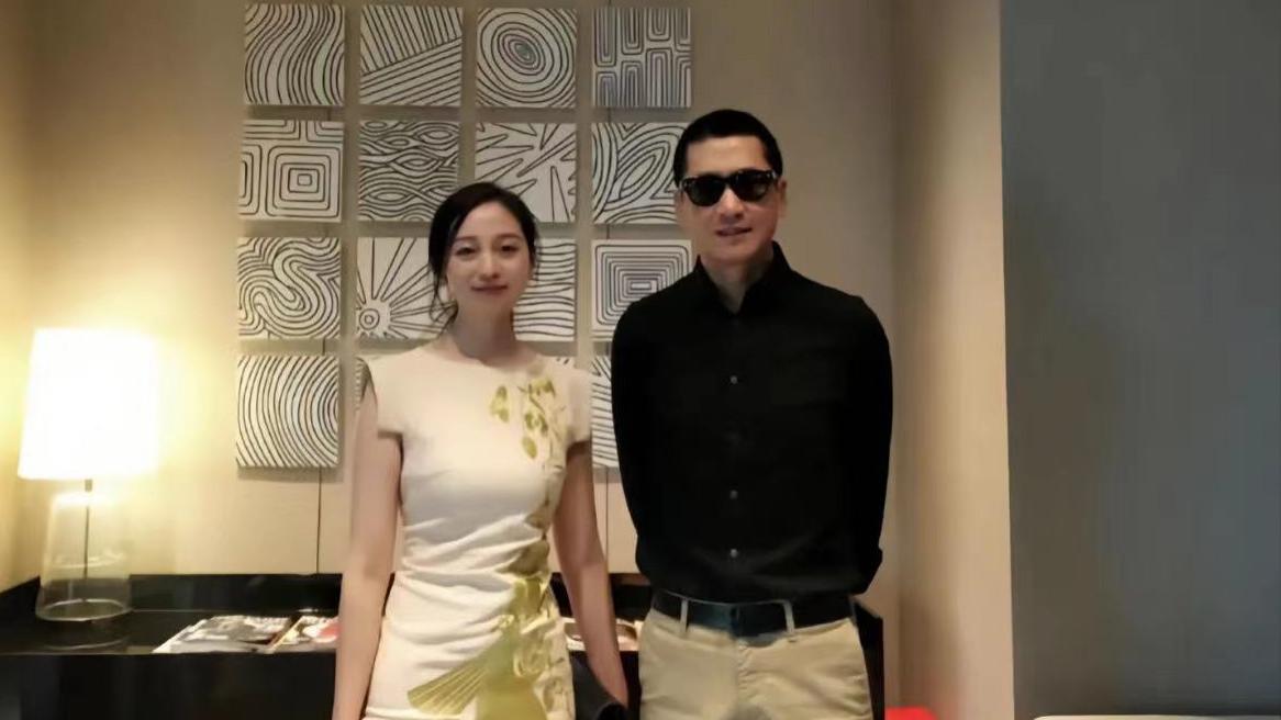 周杰|52岁周杰被曝恋情！女方晒暧昧记录戴鸽子蛋钻戒，年轻貌美身材佳