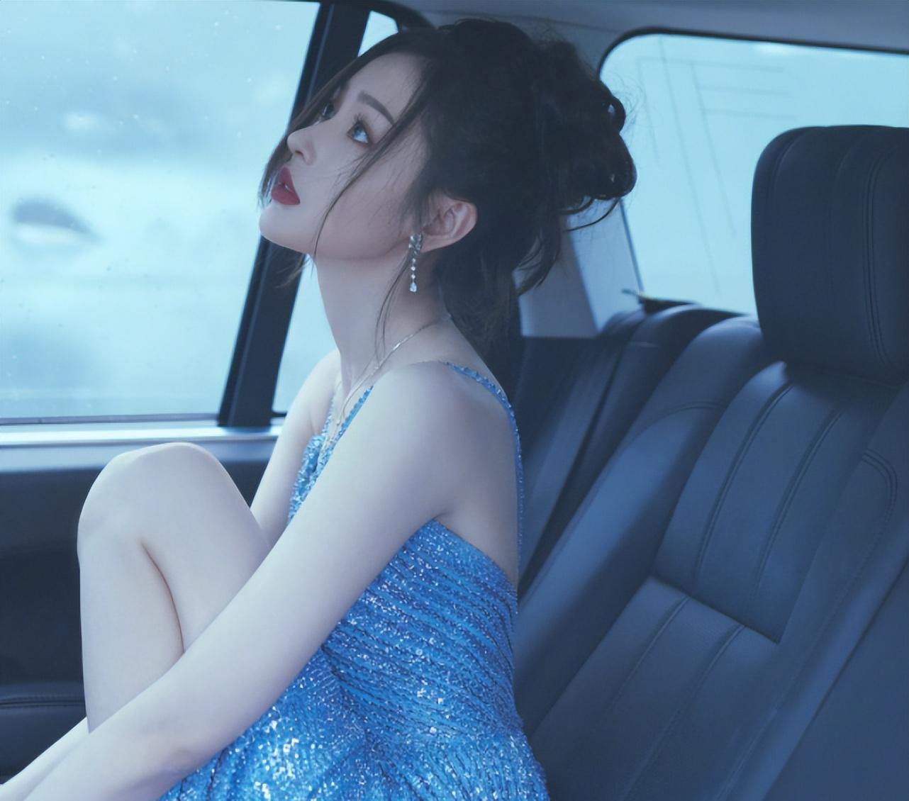 张天爱|张天爱晒车内美照，穿深V亮片裙秀火辣身材，腹肌马甲线太抢镜