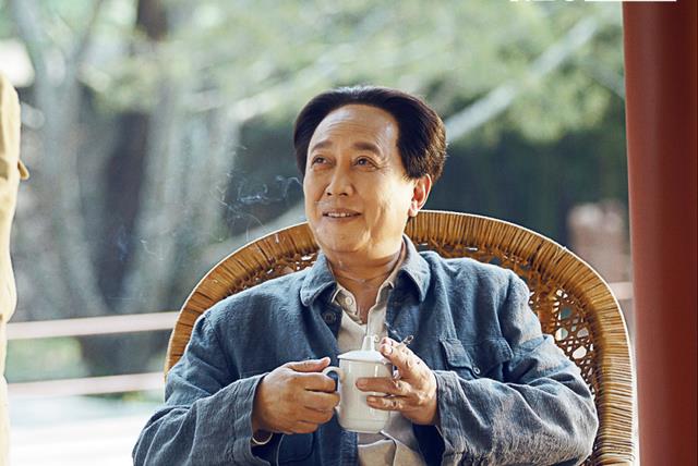 片场|明星的片场真实模样：鞠婧祎膝盖破皮坐轮椅，唐国强被爆料不记词