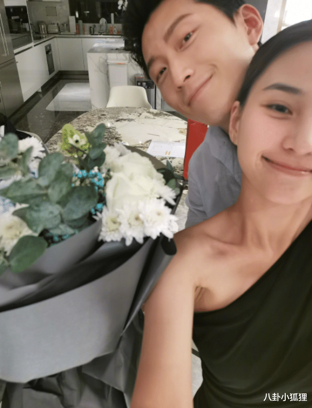 窦骁|何超莲总算让男友窦骁出镜了！两人幸福秀恩爱，网友：终于同框了