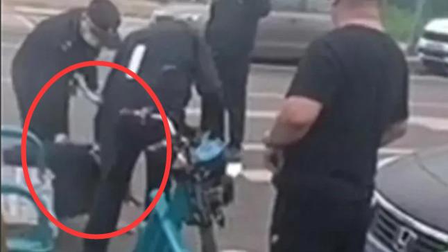 卖盒饭男子跪求城管别处罚，见到执法人员后，情绪激动多次下跪