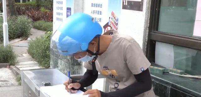 巧立名目?物业让进出小区外卖员办通行证,每人交10元“工本费”