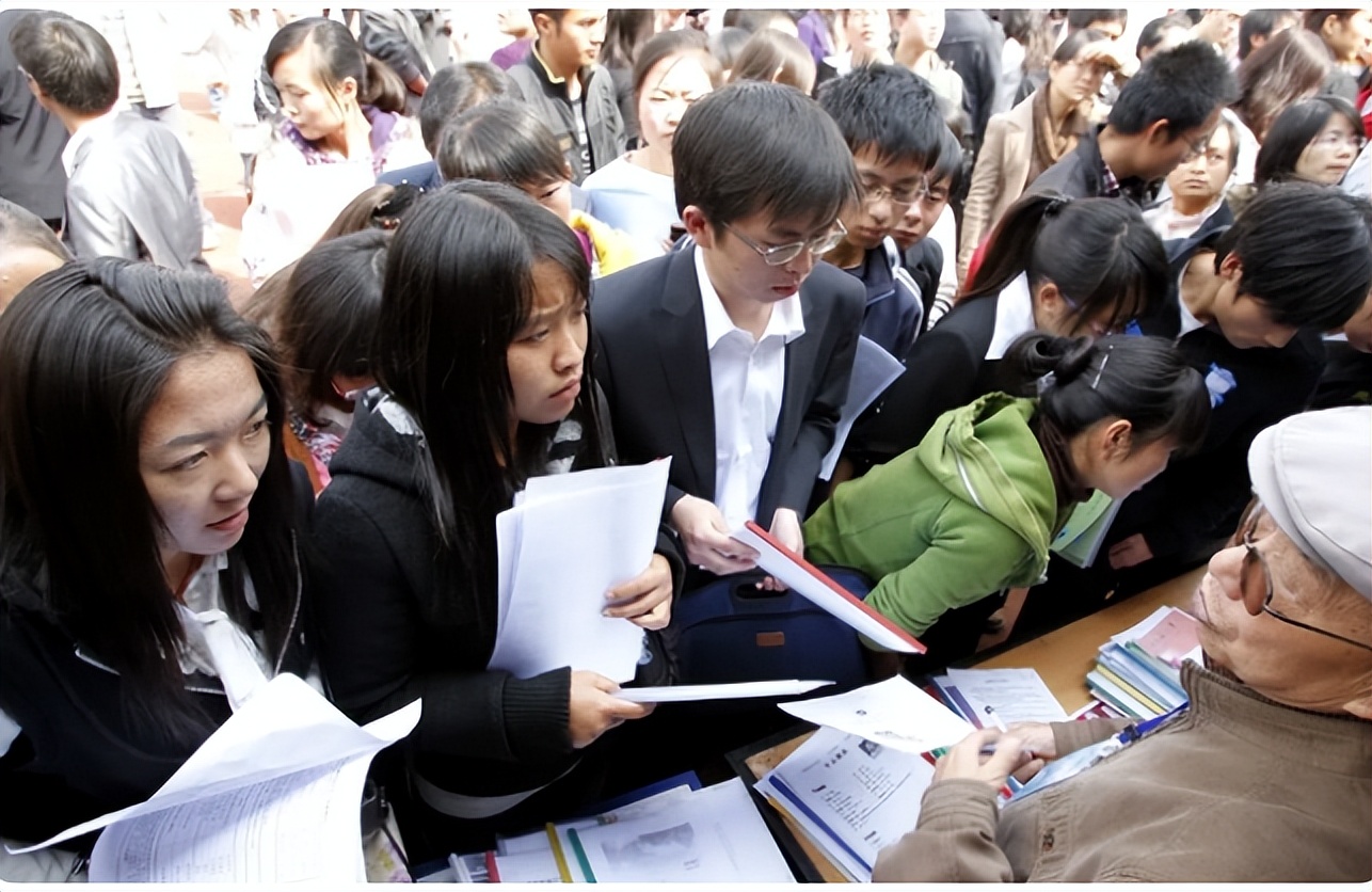 保安|宁做别墅区保安，也不在设计院996，女大学生被网友质疑“摆烂”