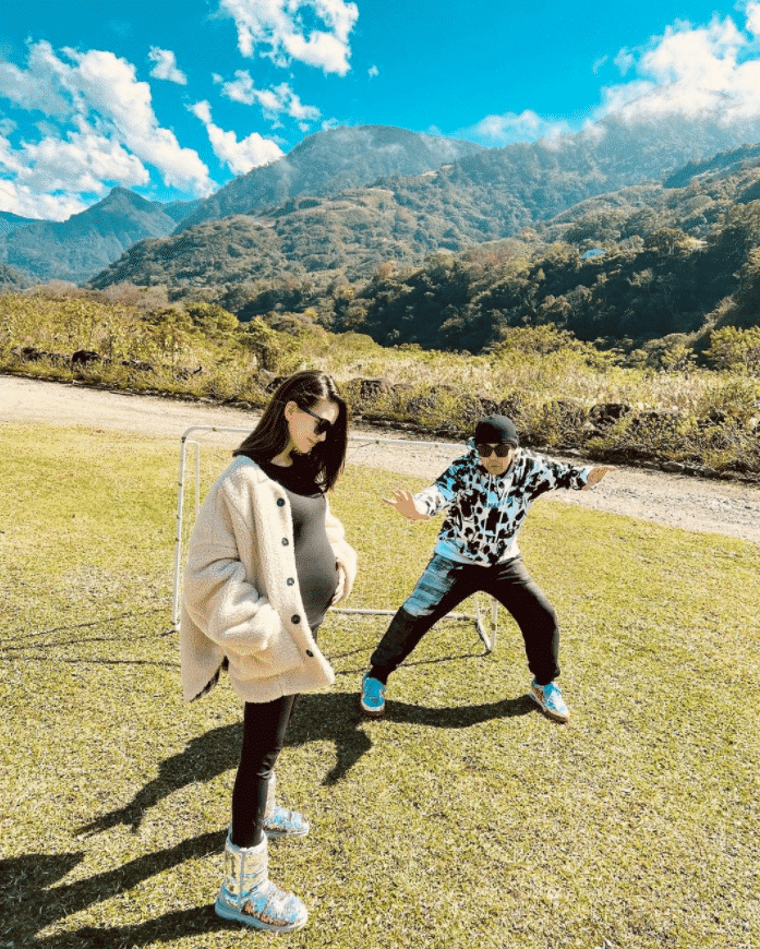 昆凌|周杰伦官宣昆凌三胎女儿出生，公开宝宝正面照：母女两人都辛苦了