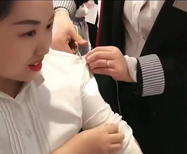 女子穿紧身衬衣打针袖子拉不上去,同伴拿剪刀咔咔剪开,网友看懵