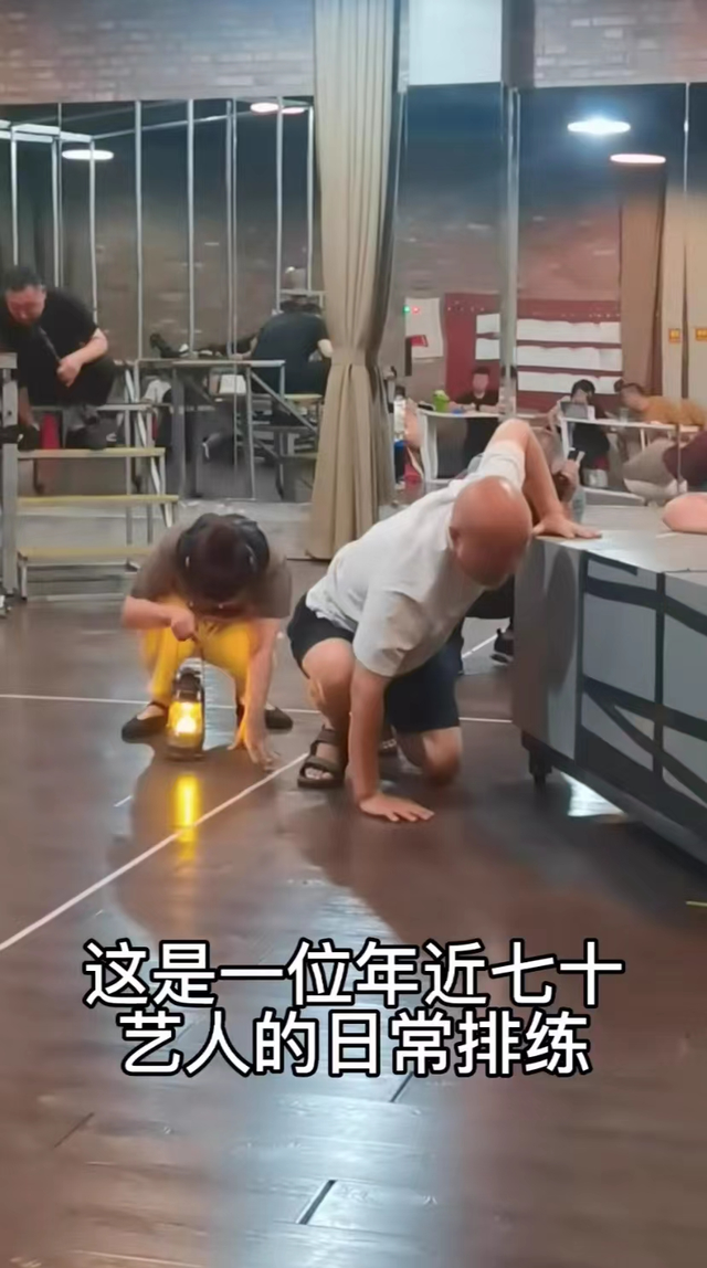 80年代|68岁陈佩斯新剧首演！与儿子搭档博满堂彩，朱时茂杨立新惊喜现身