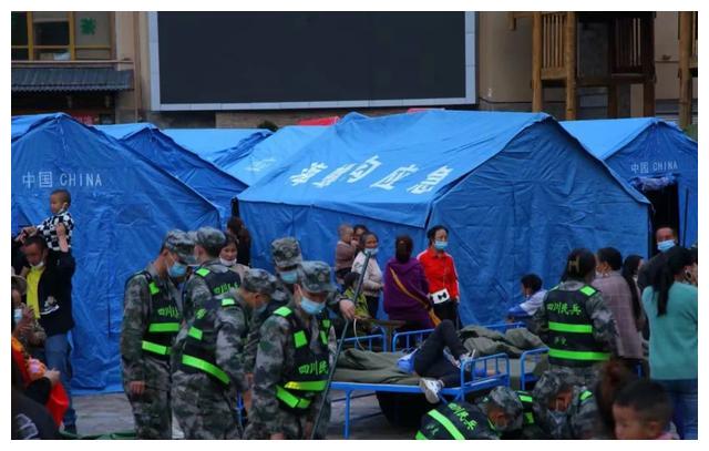 磨西古镇|地震前两个小时,她拍下了震中最美的雪山