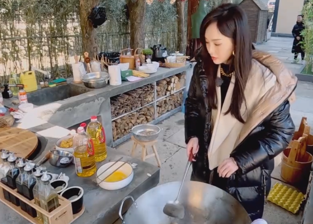 美丽 唐嫣首次回应切胃减肥传闻，产后恢复身材好，姚晨面露笑容显无奈