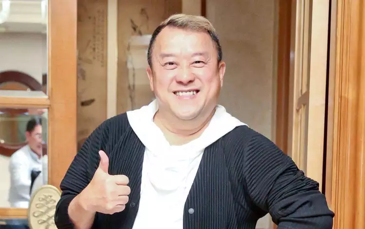 曾志伟|曾志伟在香港娱乐圈的地位如何？金像奖为他改期，百名艺人到场为他隆重祝寿