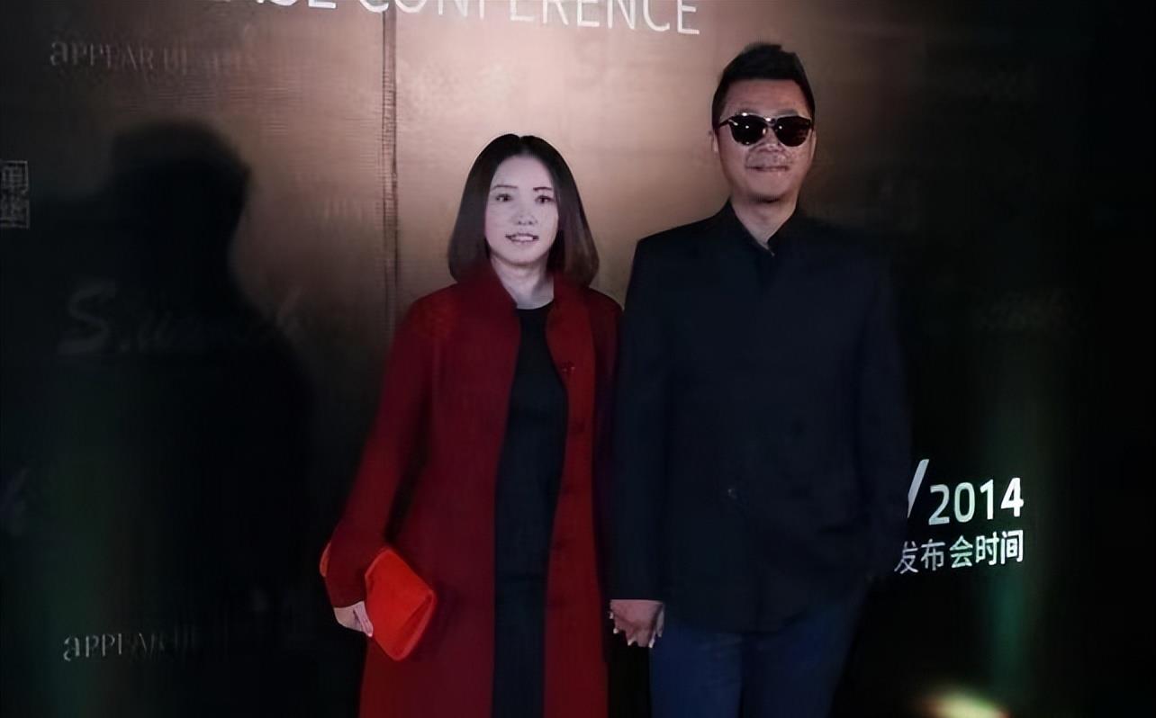 穿衣搭配|郭涛小16岁娇妻真气质，一身红色配红发，打扮高调气质却特别柔和