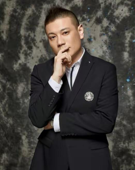 白雪|歌手白雪：中年离异后，恋上小8岁男友，18岁儿子颜值高