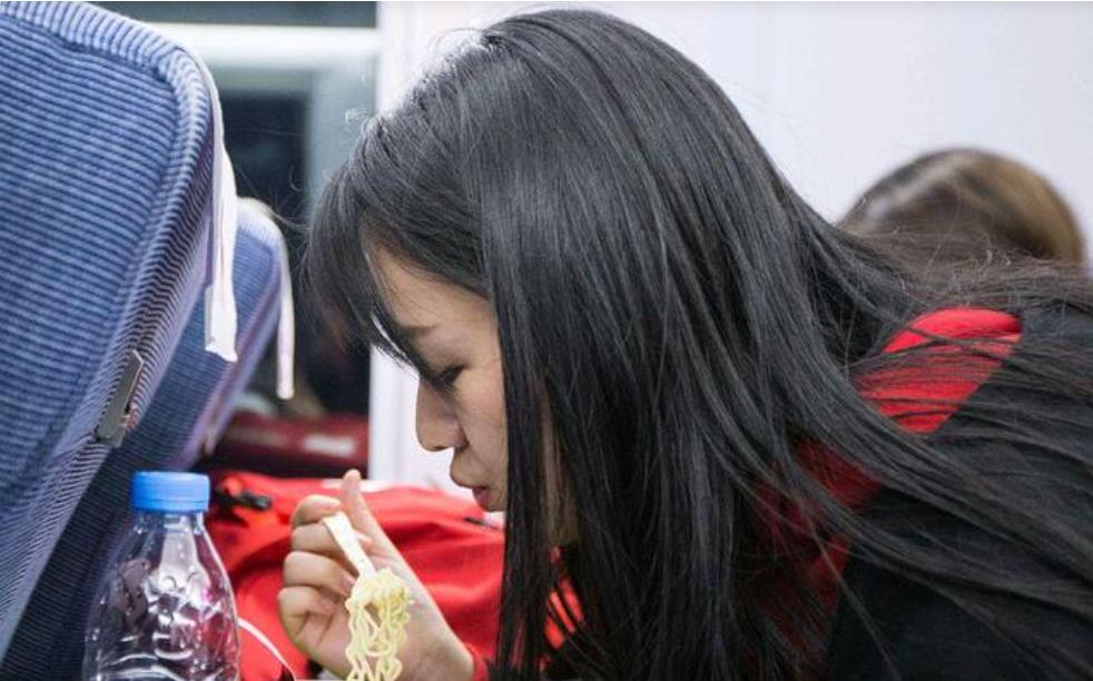 回顾 高铁上摘口罩进食被打,姑娘委屈落泪,男子:我是为了大家