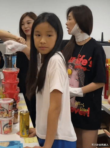 林青霞|“丑基因太强大”?肥胖、眯眯眼,这些神颜女星也“拯救”不了儿女