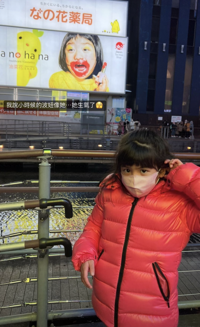 贾静雯|贾静雯晒祖孙三代逛街照,波妞颜值逐渐赶超咘咘,70岁外婆气质佳