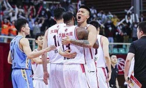 广东男篮|广东第3外援正式归队，杜锋的3套阵容也出来了，决心稳赢辽宁浙江