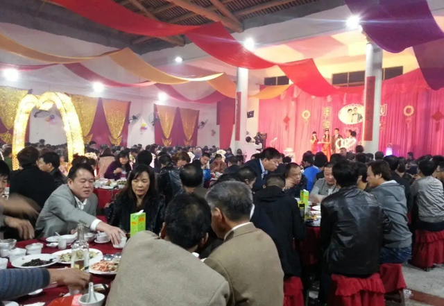 浙江宁波富二代,喝完茅台摔酒瓶,同桌人怒怼,群众拍手叫好