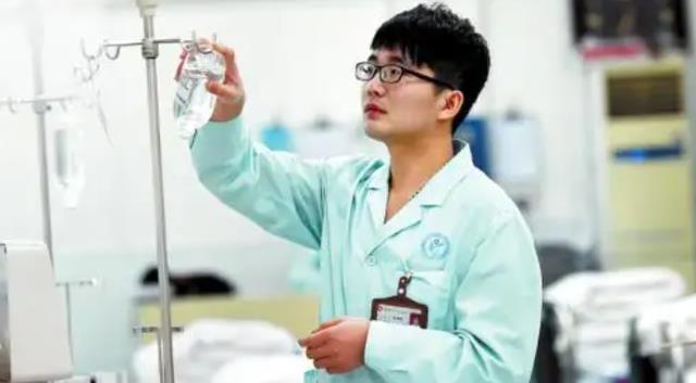 护士|男生学“护理专业”后,能闭着眼轻松找工作?终究还是想的太多了