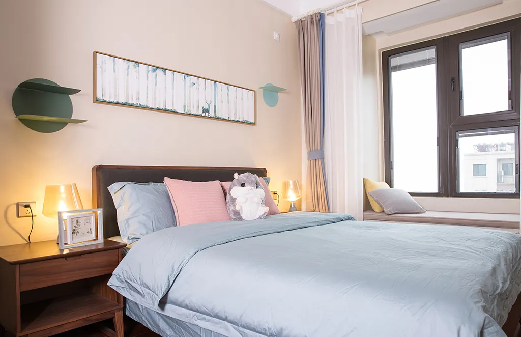 现代风搭配稳重的实木家具，非常别致，给人一种不一样的居家感