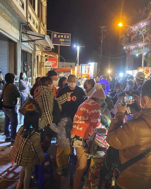 摆摊|前TVB小生金刚摆摊卖鸡翅,2小时卖光,不介意女友小娴不能生育