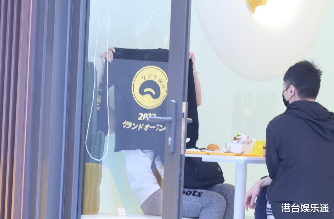 yuki|香港偶像咖啡店开张，死忠粉竟提前5小时排队，誓言大手笔消费