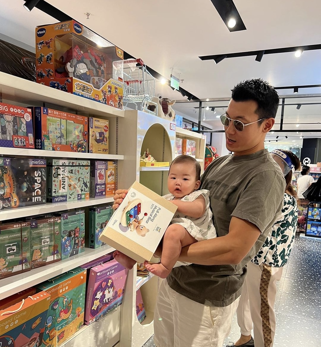 朱珠|朱珠老公晒全家福为女儿庆祝儿童节，小公主模仿妈妈练瑜伽萌态十足