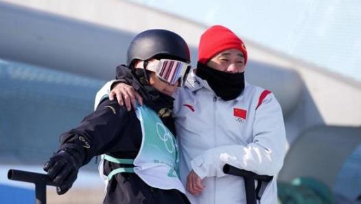 冬奥项目_单板滑雪|苏翊鸣教练晒女儿萌照，笑容软萌超治愈，穿中国队服，国旗太抢镜