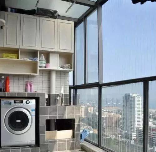 别嫌我多嘴:阳台真不该装“柜子”,看着实用,住久就知多坑