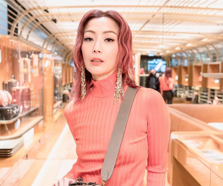 郑秀文|郑秀文被质疑开车玩手机，网友留言骂不爱惜生命，回应很礼貌