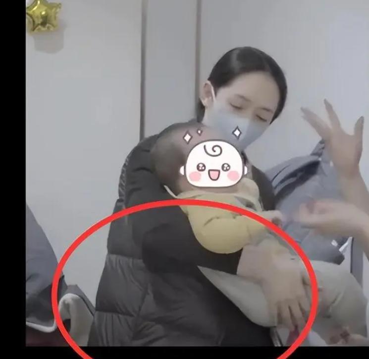 郭碧婷|向佐一家四口合体现身!怀抱儿子不撒手,郭碧婷身形臃肿疑怀三胎