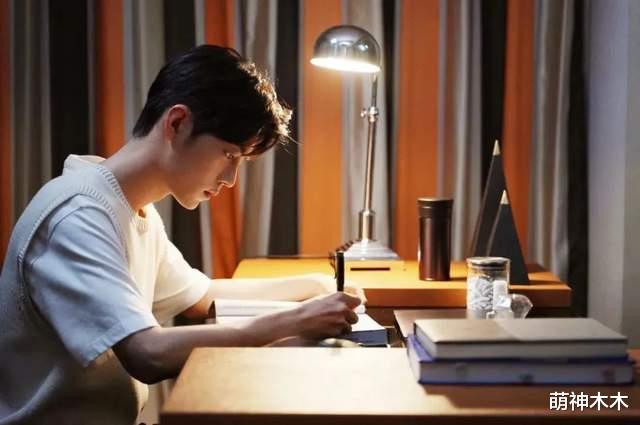 肖战|《余生》完美收官，肖战迎来30个代言，为熬过低谷一刻没有松懈