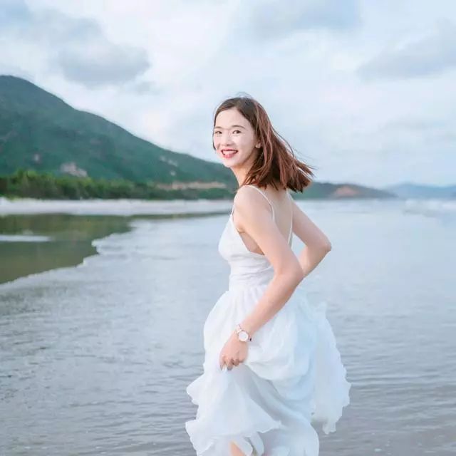 女生拍照姿势大全,除了万年剪刀手,还有下面8个好看拍照姿势